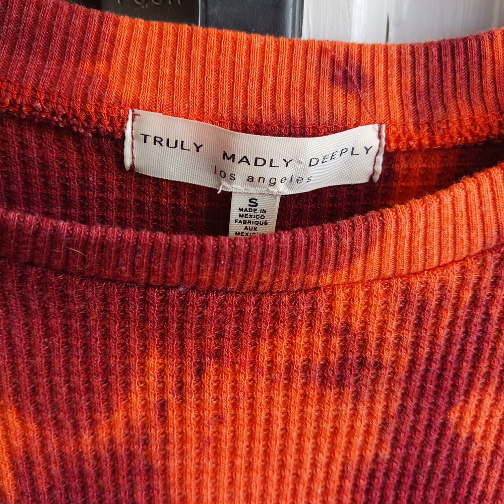 Truly Madly Deeply Red Orange Tie-Dye Cropped Waffle Knit Top Butterfly Sleeves - Picture 3 of 4